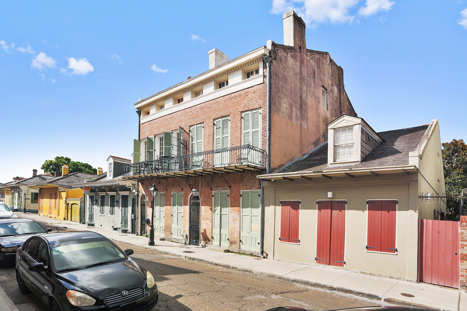 Today’s Vieux Carré, also known as the French Quarter, is home to more than 4,000 residents, many of whom walk to work in the neighborhood or in the nearby Central Business District.