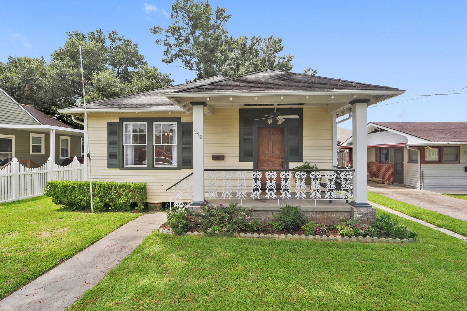 Centrally located Old Jefferson sits just outside New Orleans in Jefferson Parish and offers the convenience of big city living with the quaintness of a tight-knit community.