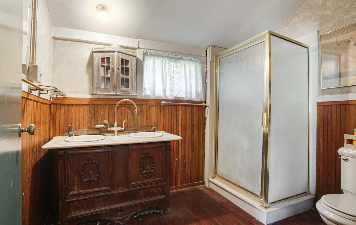 Bathroom with a wooden panel walls