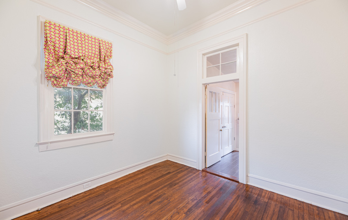 Unfurnished room with decorative valance