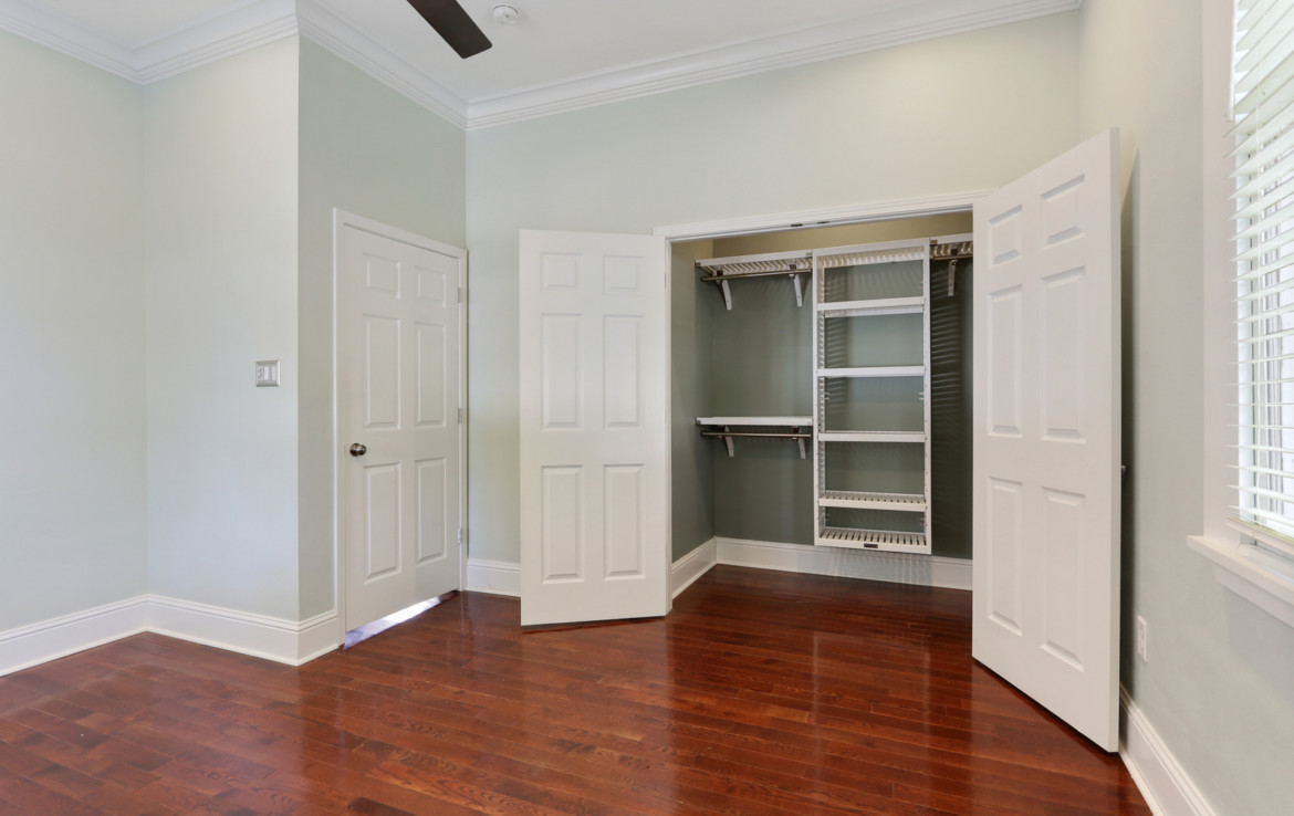 unfurnished bedroom with closet