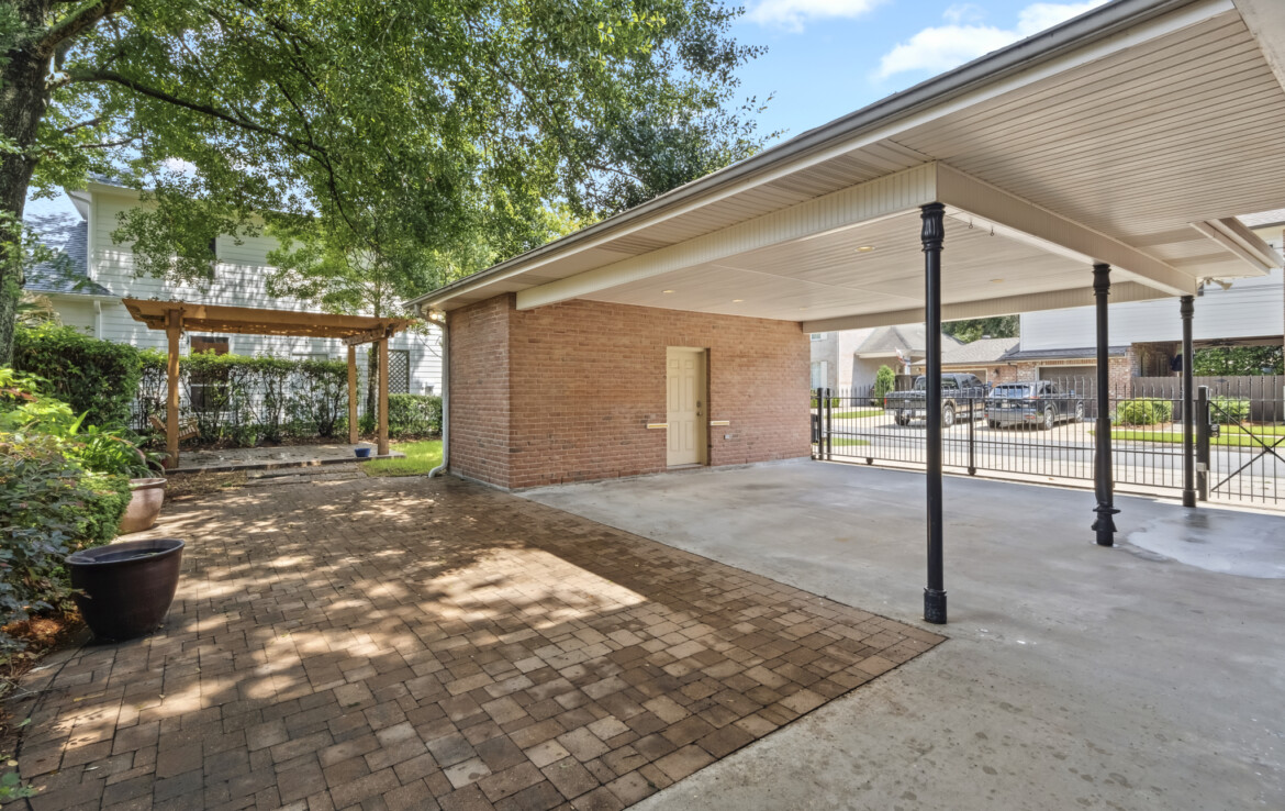 MLS-15-driveway-patio