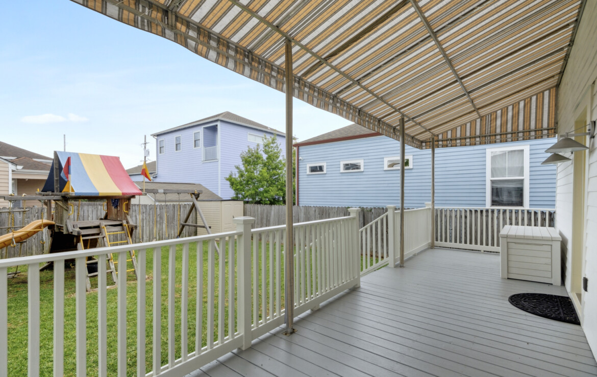 Covered-porch-rear-yard-fence