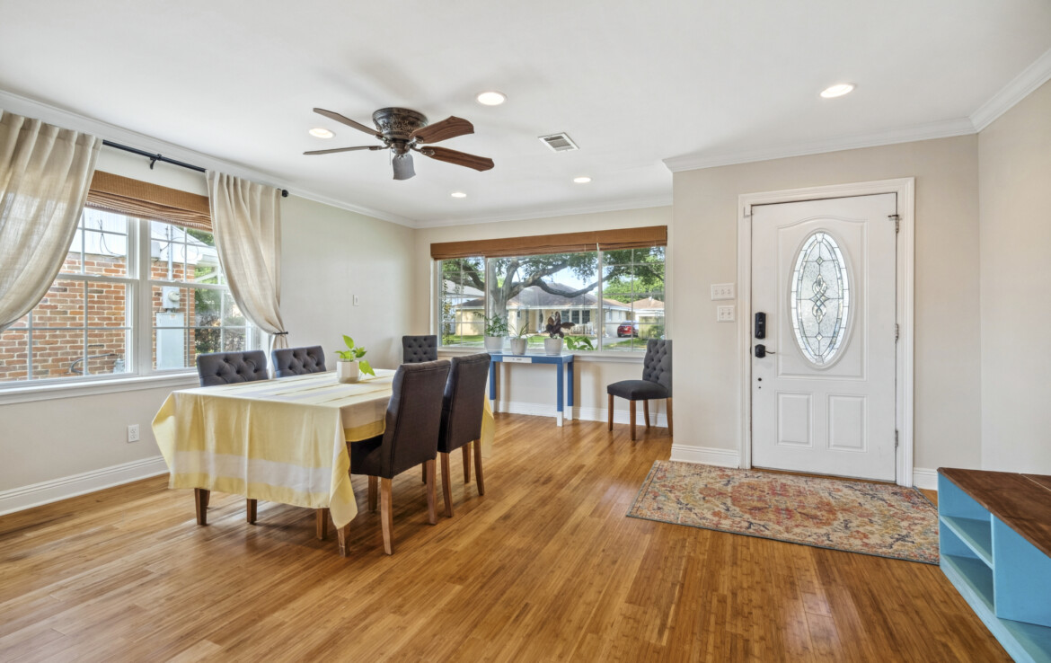 MLS-4-front-room-looking-back-at-front-door