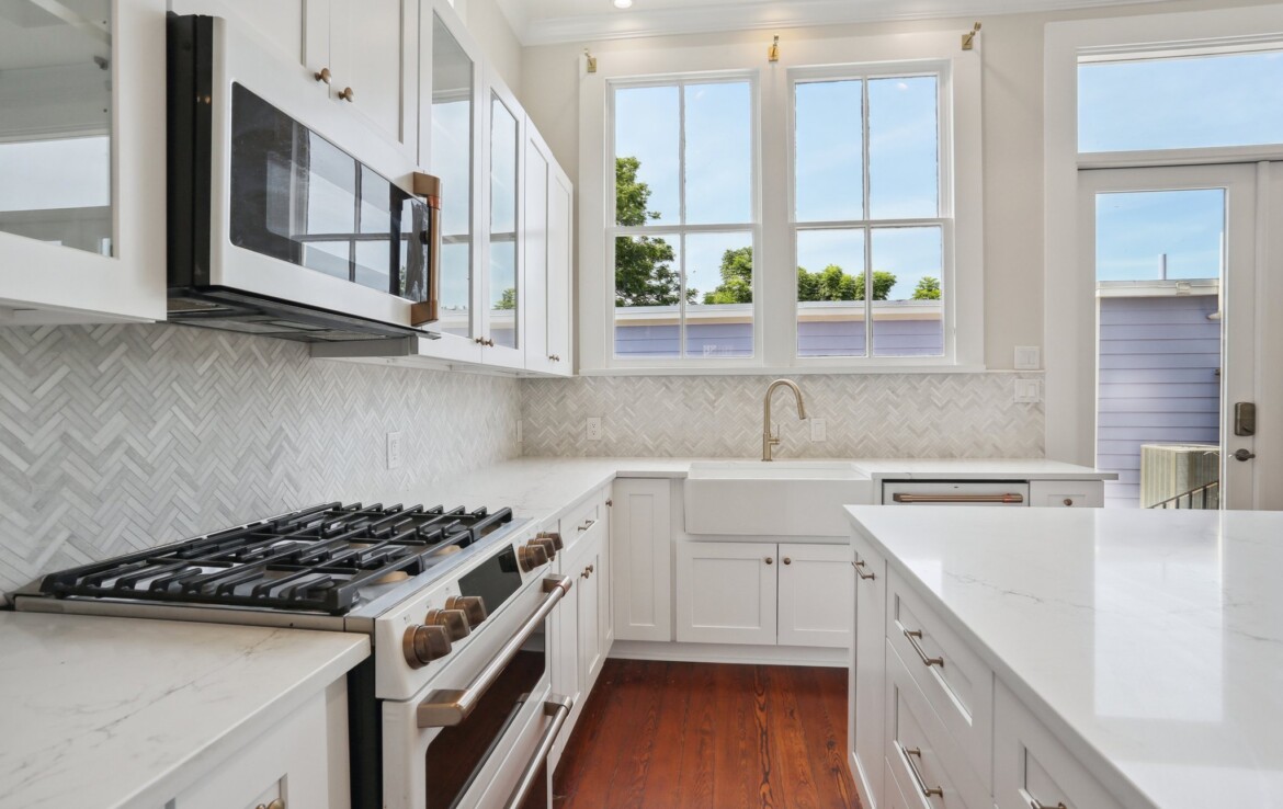 009-kitchen-close-up-stove-microwave