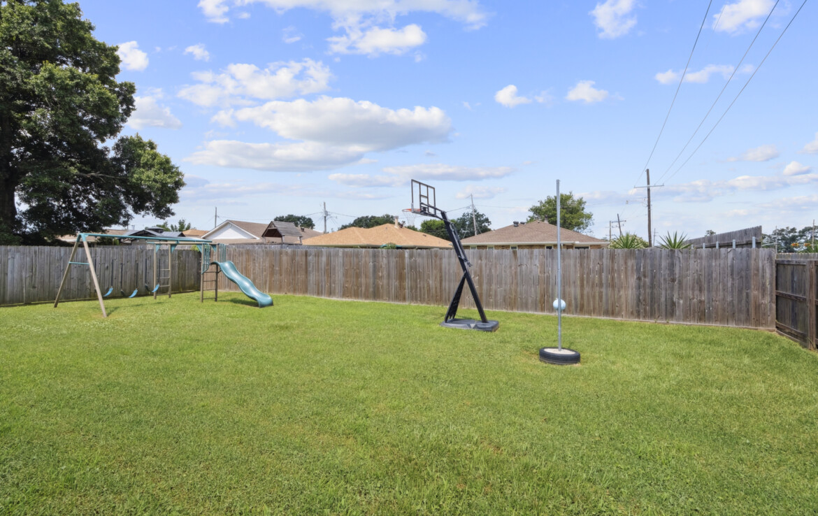 MLS-19-level-grass-backyard-full-wooden-fence