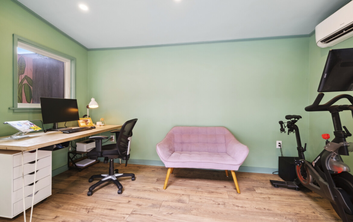 MLS-23-guest-studio-office