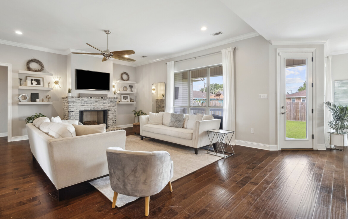 MLS-5-living-room-view-of-back-door-yard