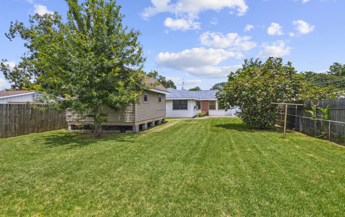 MLS-17-yard-facing-house