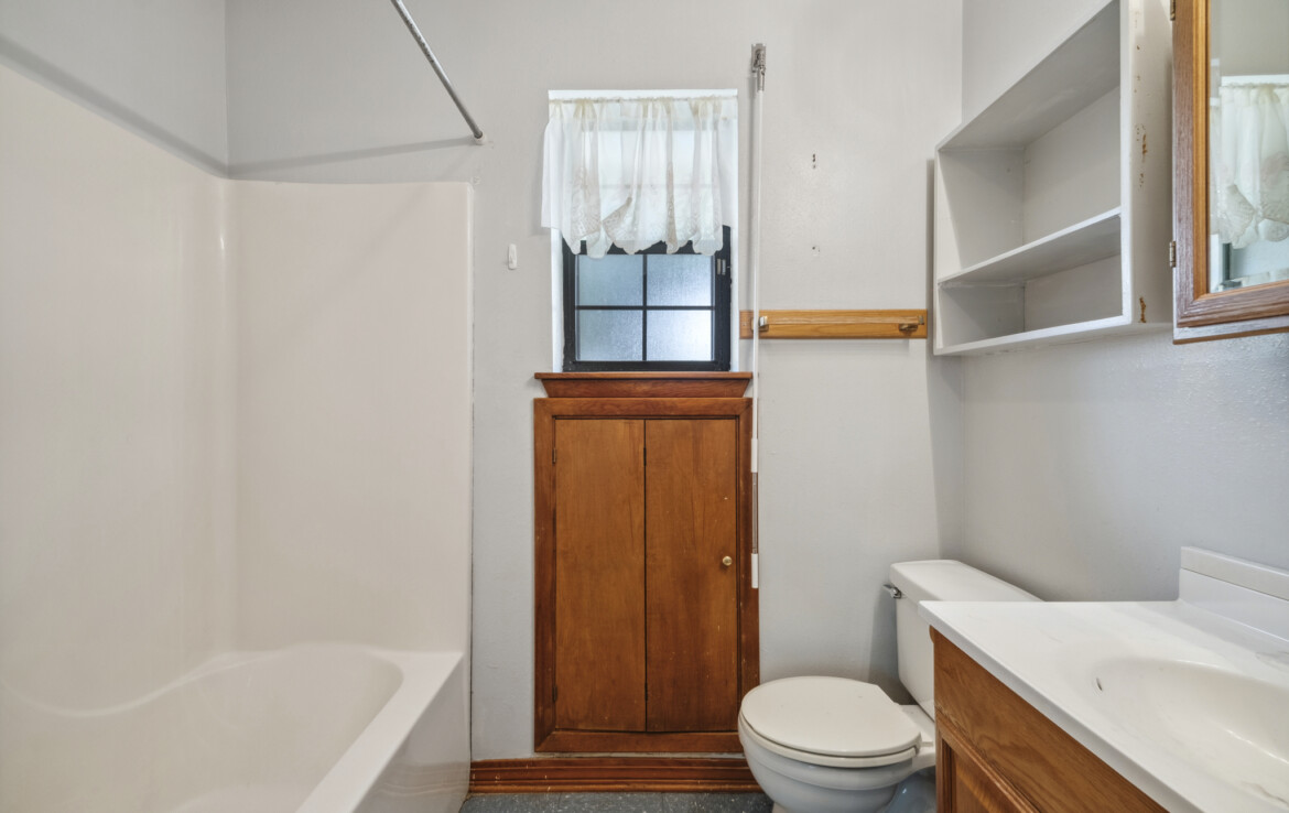 MLS-9-bathroom-tub