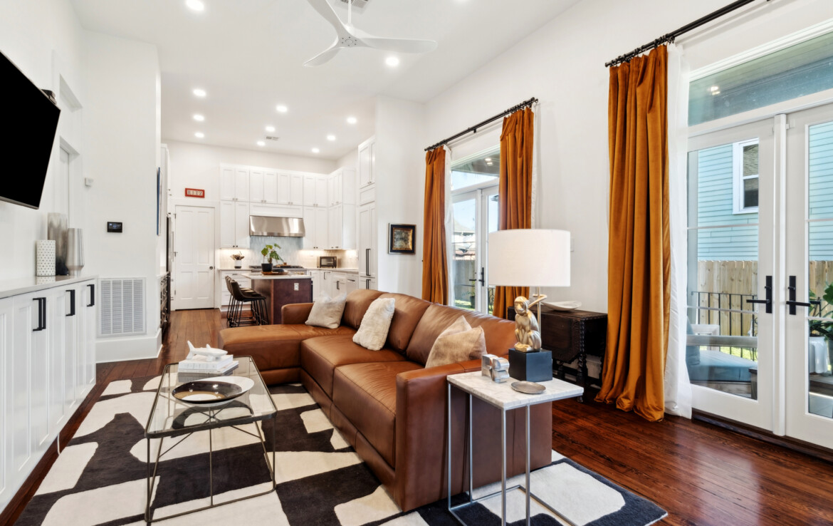 MLS-9-living-room-kitchen-side-deck