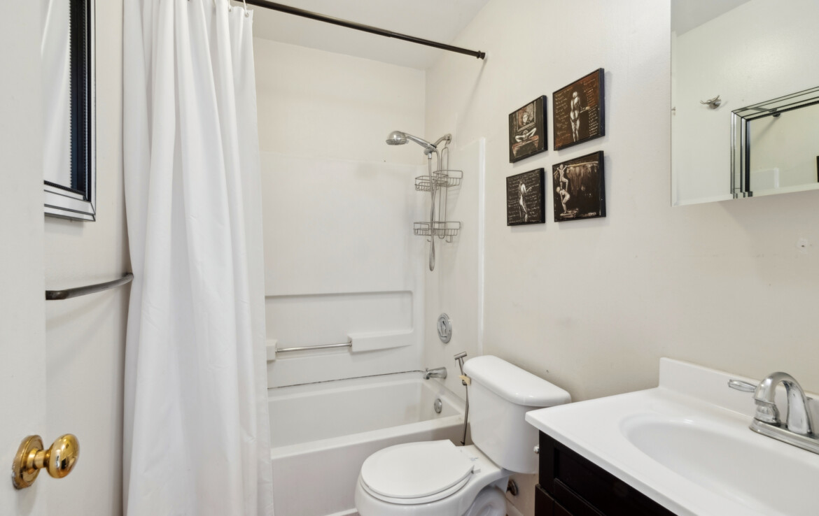 Bathroom with shower/tub combo