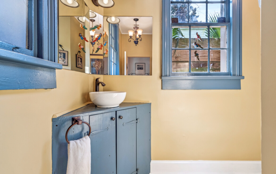 MLS-17-half-bathroom