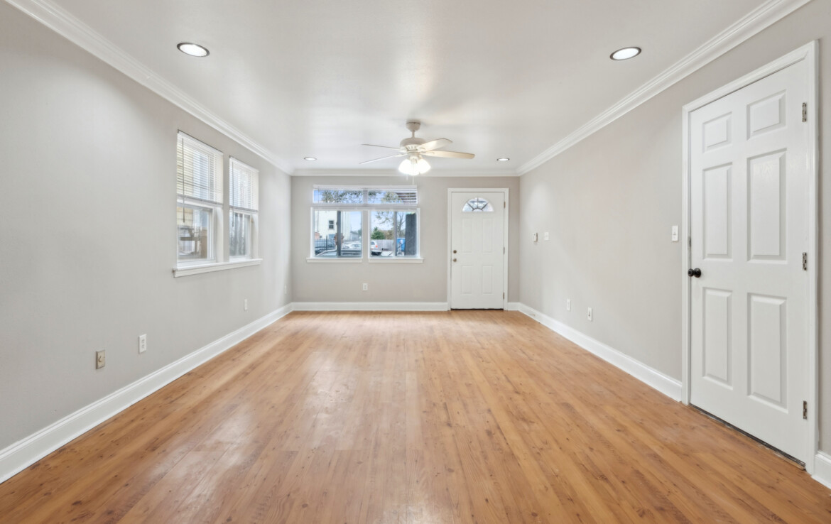 MLS-3-front-room-facing-front-door