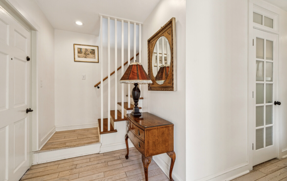 MLS-36-guest-house-entry