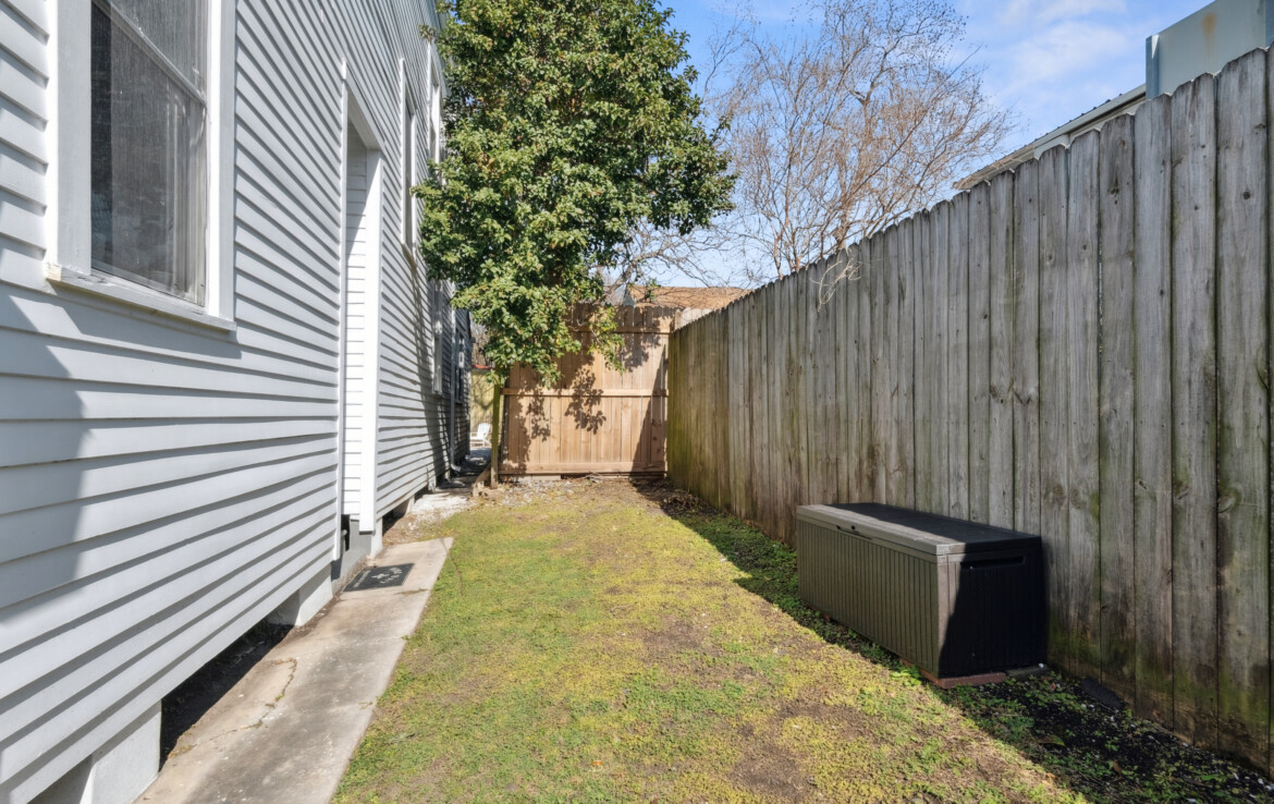 side of house, walkway to the backyard